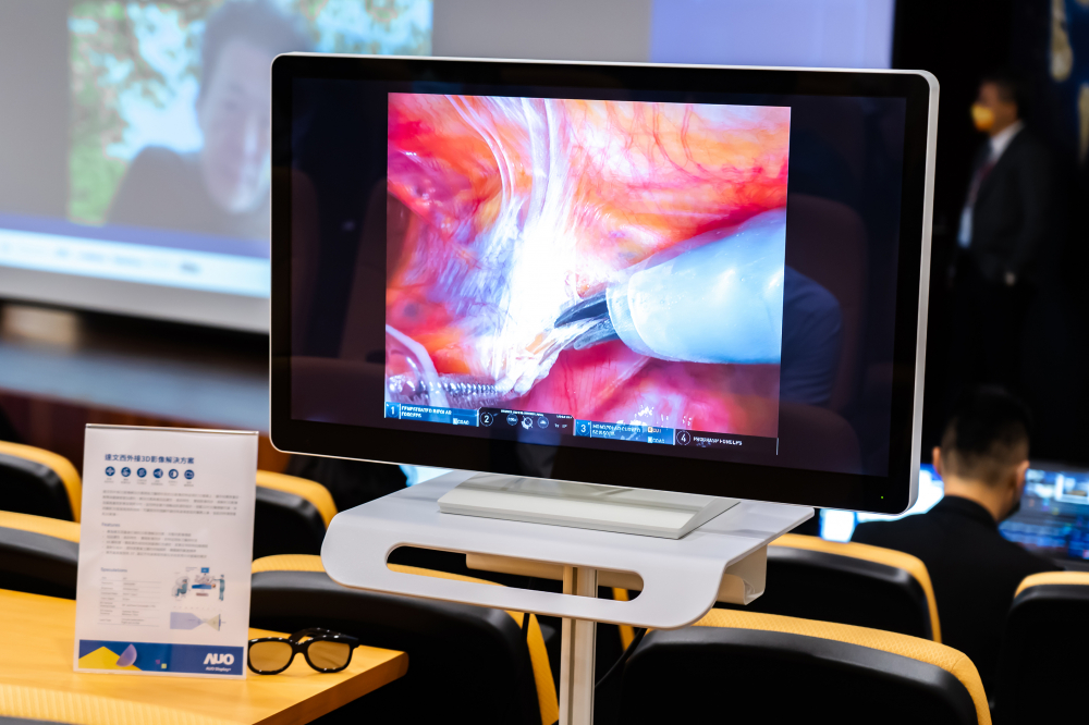 達擎於「國際大腸直腸外科論壇」中，成功導入達文西外接3D影像解決方案。透過達擎即時影像處理技術轉換為成1080p的高解析度畫質，將3D擬真畫面即時呈現於32吋4K 3D醫療顯示器