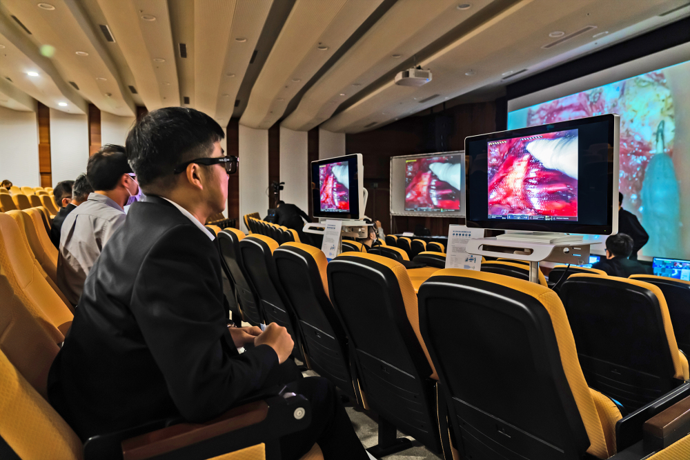 達擎之「達文西外接3D影像解決方案」，將達文西手術機器手臂的3D影像即時連線轉播，在會議室觀摩的醫師們只要戴上偏光眼鏡，就能與執刀醫師看到同步的3D立體影像，如臨操作台現場，縮短達文西手術的學習曲線